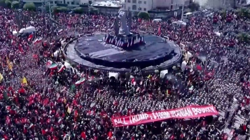 Transparent „Zabite Trumpa“ videný na Chameneího pohrebnom sprievode Transparent „Zabite Trumpa“ videný na Chameneího pohrebnom sprievode