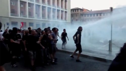 V Taliansku vypuklo násilie po tom, čo Maročana „zabili ako psa“ (VIDEO)