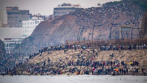 Španielsko a Maroko si vymieňajú vinu za smrteľnú krízu v Ceute