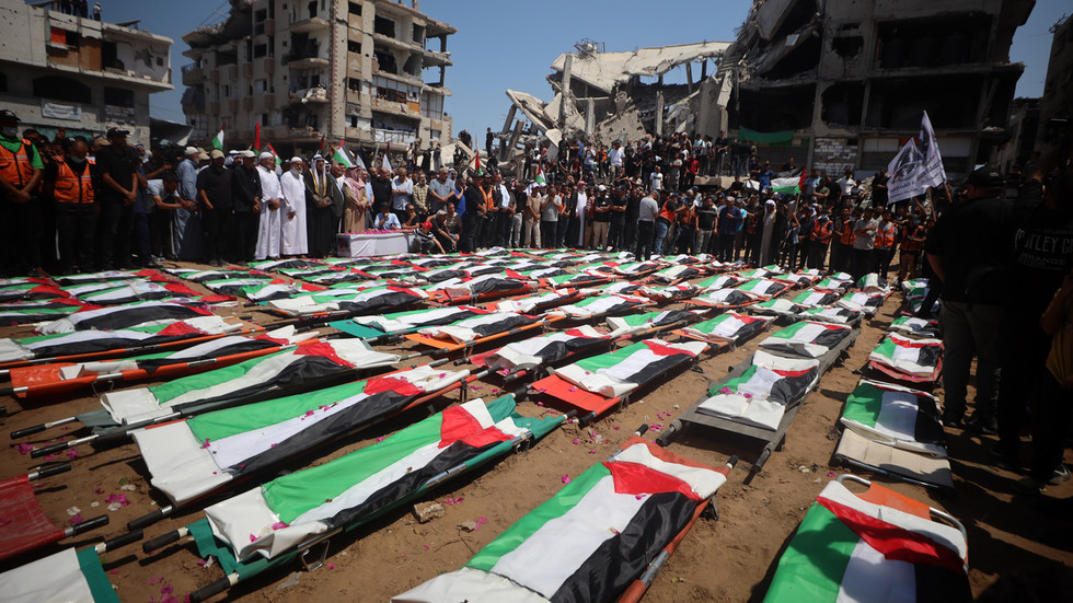Gaza usporiadala jeden z najväčších pohrebov pre obete jediného izraelského útoku Gaza usporiadala jeden z najväčších pohrebov pre obete jediného izraelského útoku