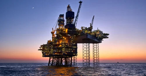 Brent vzrástol o 1 %, keďže trhy zvažujú riziká Hormuzského priechodu - REUTERS