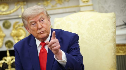 Trump nariadil 15 % clo na kľúčový materiál pre čipy, aby vyzval Čínu