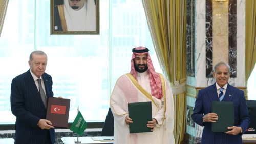 Iránsky zákonodarca kritizuje obrannú dohodu medzi Saudskou Arábiou a Pakistanom a Tureckom