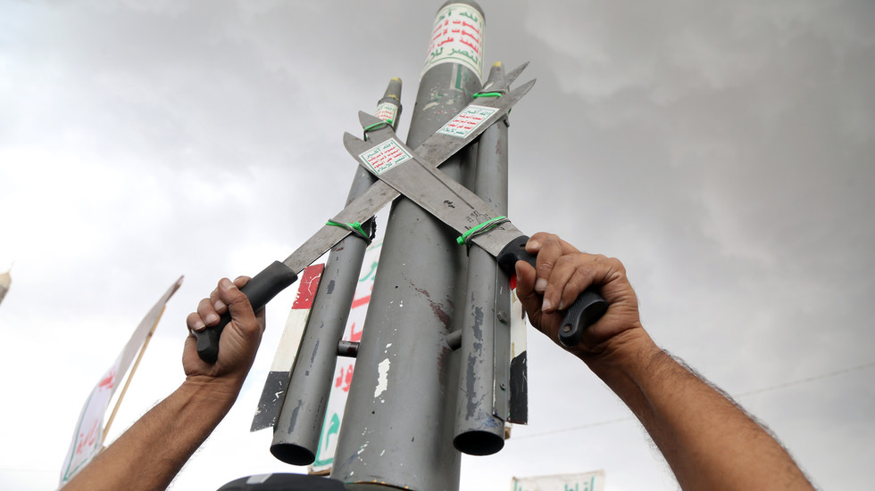 Jemenskí Hútíovia spustili raketovú paľbu na jednotky podporované Saudskou Arábiou (VIDEÁ) Jemenskí Hútíovia spustili raketovú paľbu na jednotky podporované Saudskou Arábiou (VIDEÁ)