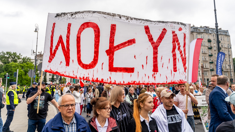 Žiadne členstvo Ukrajiny v EÚ, pokiaľ sa nevyrovná s minulosťou spojenou s nacistami, vyhlásil predseda poľského parlamentu