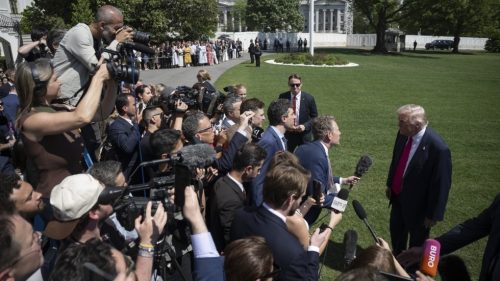 Novinári obviňujú Trumpa, že ich používa ako návnady uprostred obáv z atentátu na Irán