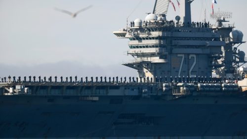 Unavení námorníci z americkej lode pri Iráne sa pokúsili skočiť cez palubu – Military Times