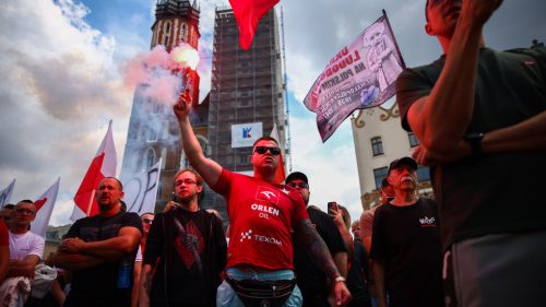 Prieskum: Väčšina Poliakov chce deportáciu nezamestnaných ukrajinských mužov