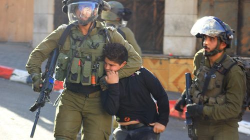 Izrael drží za mrežami takmer 370 palestínskych detí, tvrdia organizácie za ľudské práva
