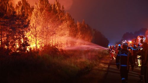 Stovky ľudí evakuovaných kvôli šíriacim sa lesným požiarom vo Francúzsku (VIDEO)