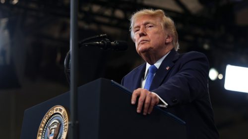 Demokrati plánujú hlasovať o vojenských právomociach kvôli Trumpovej „šialenej“ hrozbe Ománu