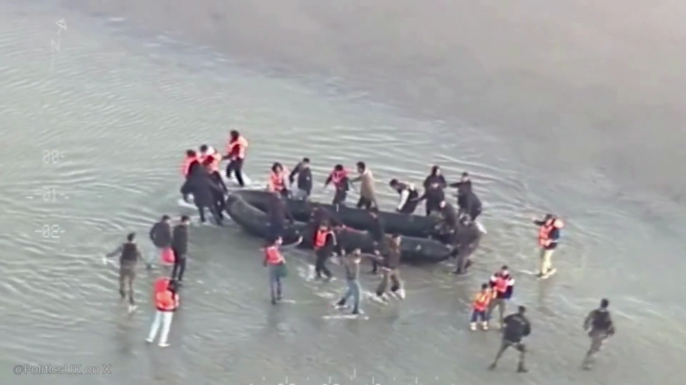 Francúzska polícia zaútočila na pláž, aby zabránila migrantom prechádzať cez Lamanšský prieliv (VIDEO)