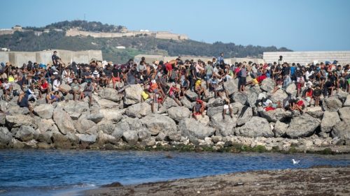 Španielsky región žiada odpovede po tom, čo migranti vylodili na preplnenej pláži (VIDEÁ)