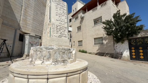 Krajne pravicový izraelský poslanec pod eskortou IDF zničil palestínsky pamätník
