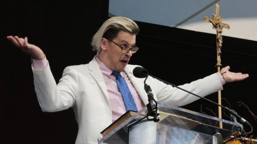 Pravicový influencer dostal zákaz ICE: Milo Yiannopoulos bol deportovaný z USA