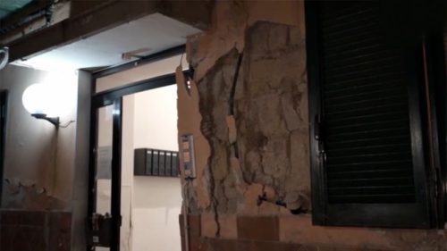 Najsilnejšie zemetrasenie za 40 rokov otriaslo talianskou sopečnou oblasťou, zranilo desiatky ľudí (VIDEÁ)