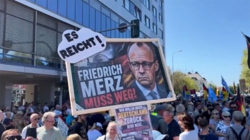„Merz musí odísť“: Tisíce ľudí protestujú proti nemeckej vláde (VIDEO)