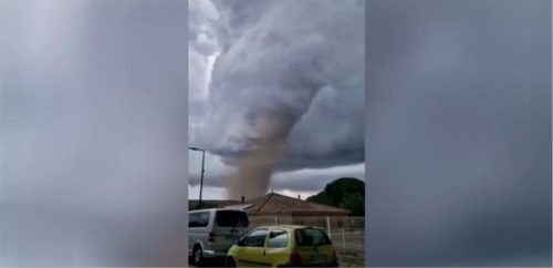 Tornádo sa prehnalo južným Francúzskom (VIDEO)