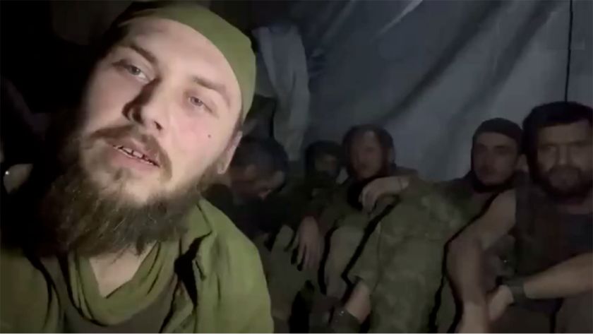 „Nútení piť vlastný moč“: Uviaznutí ukrajinskí vojaci dávajú výlev frustrácie z nedostatku zásob