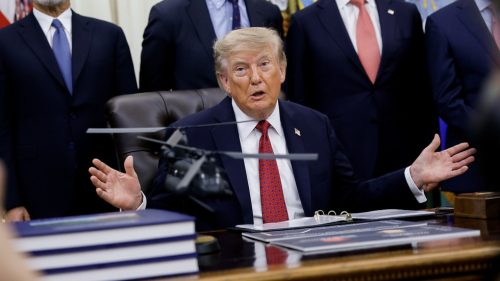 Trump hrozí „tvrdým úderom“ voči Iránu po novom vzplanutí konfliktu