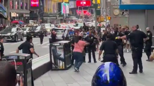 Žena pokračuje v bodnom behu na Times Square (VIDEO)