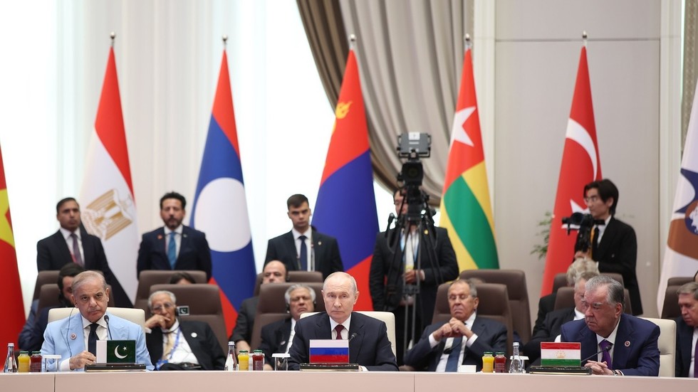 Putin tvrdí, že zásadný posun k spravodlivému multilaterálnemu svetovému poriadku je „nezvratný“ Putin tvrdí, že zásadný posun k spravodlivému multilaterálnemu svetovému poriadku je „nezvratný“