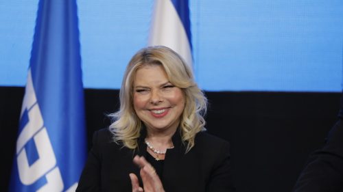 Netanjahuova manželka útočí na opozičného politika obvinením zo sprisahania