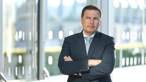 Estónsky minister obrany odstúpil po tom, čo premrhal 70 miliónov eur na chybné granáty pre Ukrajinu