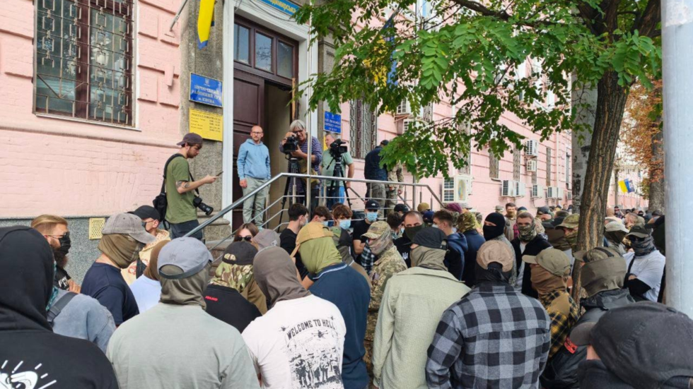 Maskovaní muži sa zhromaždili kvôli podozrivému z prestrelky s kyjevskými bezpečnostnými zložkami (FOTO) Maskovaní muži sa zhromaždili kvôli podozrivému z prestrelky s kyjevskými bezpečnostnými zložkami (FOTO)