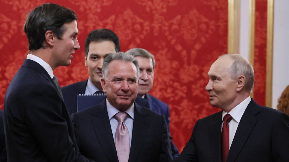 Kremeľ sa vyjadril k stretnutiu vyslancov Putina a Trumpa Kremeľ sa vyjadril k stretnutiu vyslancov Putina a Trumpa