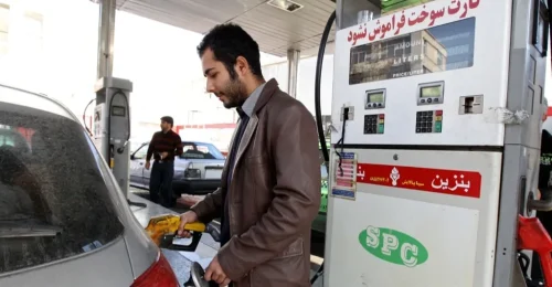 Irán zdvojnásobil cenu nedotovaného benzínu na 10 000 tomanov