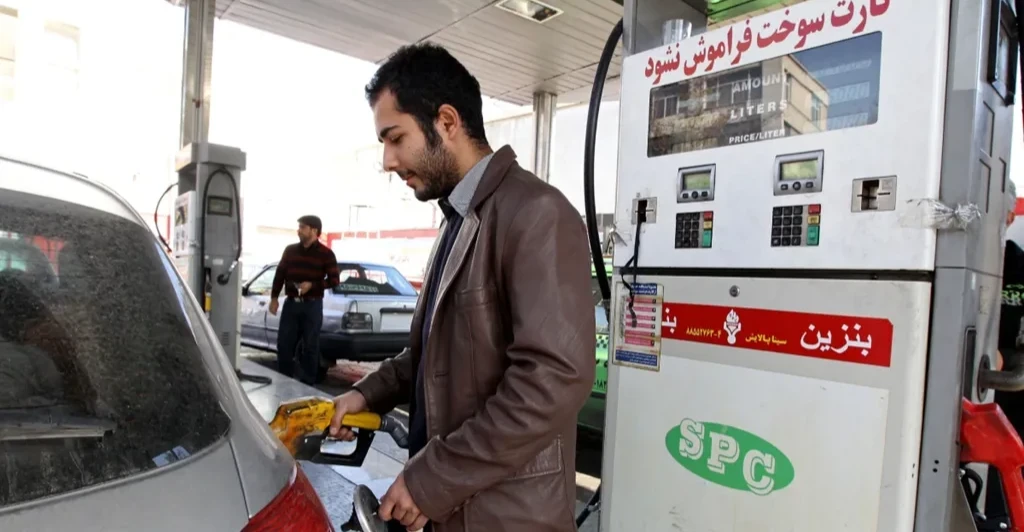Irán zdvojnásobil cenu nedotovaného benzínu na 10 000 tomanov
