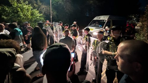 Protiimigrantskí demonštranti sa stretli s britskou políciou kvôli príchodu nových lodí (VIDEÁ)