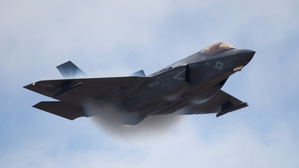 Každý vie, že F-35 má problémy. Tak prečo si ho všetci kupujú?