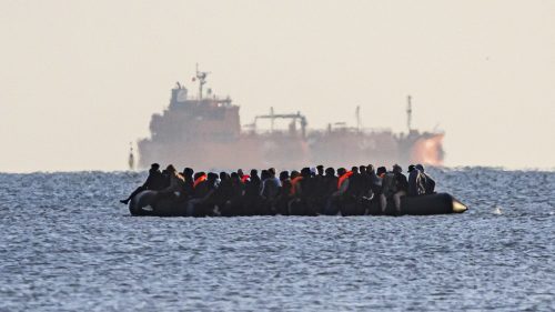 Stovky migrantov zmizli po tom, čo ich Spojené kráľovstvo vrátilo do Francúzska – médiá