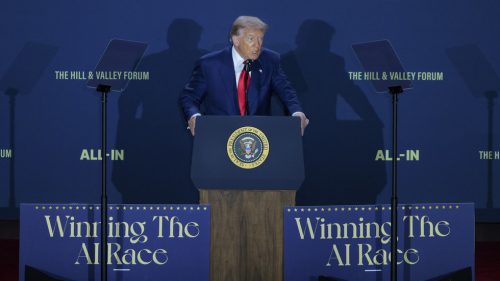 Trump odmieta varovania gigantov v oblasti umelej inteligencie pred existenčnou hrozbou.