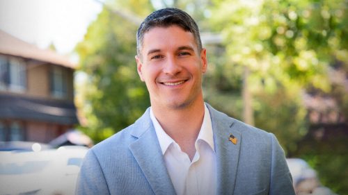 Kandidát Demokratickej strany USA do Kongresu, ktorý je gej, odhalený ako BDSM model – médiá (FOTOGRAFIE)