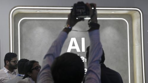 Vývoj umelej inteligencie sa nezastaví kvôli „fámem o prevzatí moci robotmi“ – Trump