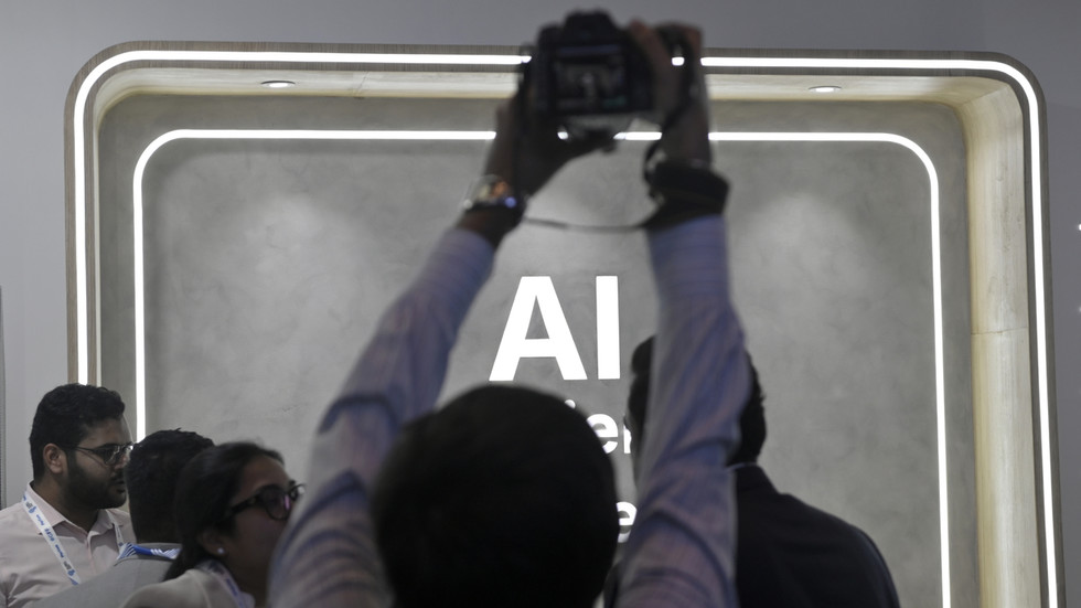Vývoj umelej inteligencie sa nezastaví kvôli „fámem o prevzatí moci robotmi“ – Trump