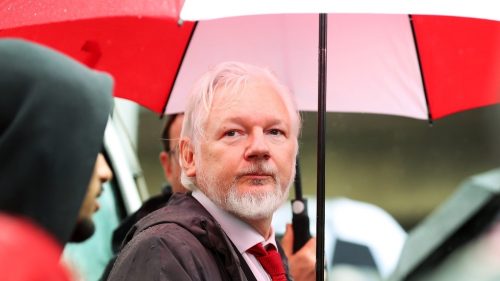 „Som späť“ – Julian Assange