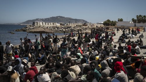 Situácia pri vybavovaní migrantov v Ceute prerástla do násilia (VIDEO)