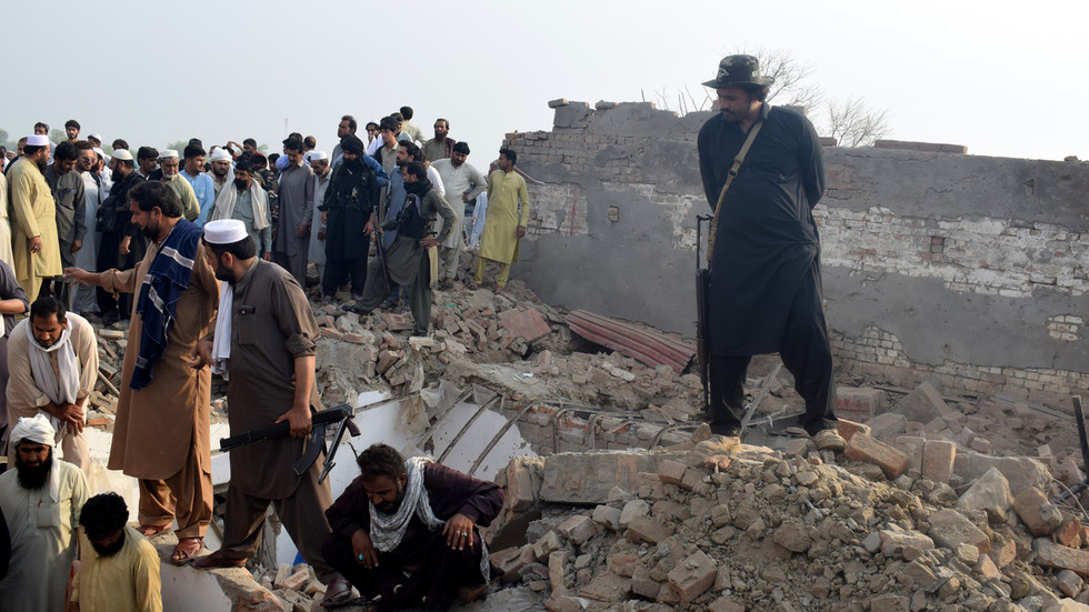 Pri výbuchu bomby na severozápade Pakistanu zahynulo najmenej 16 ľudí.
