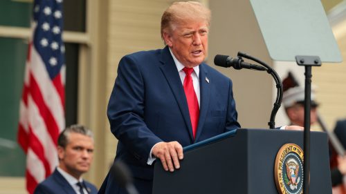 Trump podpisuje zákon o nových sankciách voči Rusku.