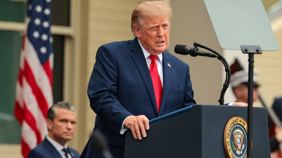 Trump podpisuje zákon o nových sankciách voči Rusku. Trump podpisuje zákon o nových sankciách voči Rusku.