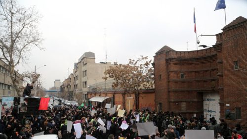 Irán zatvára francúzske kultúrne centrum pre obavy o bezpečnosť.