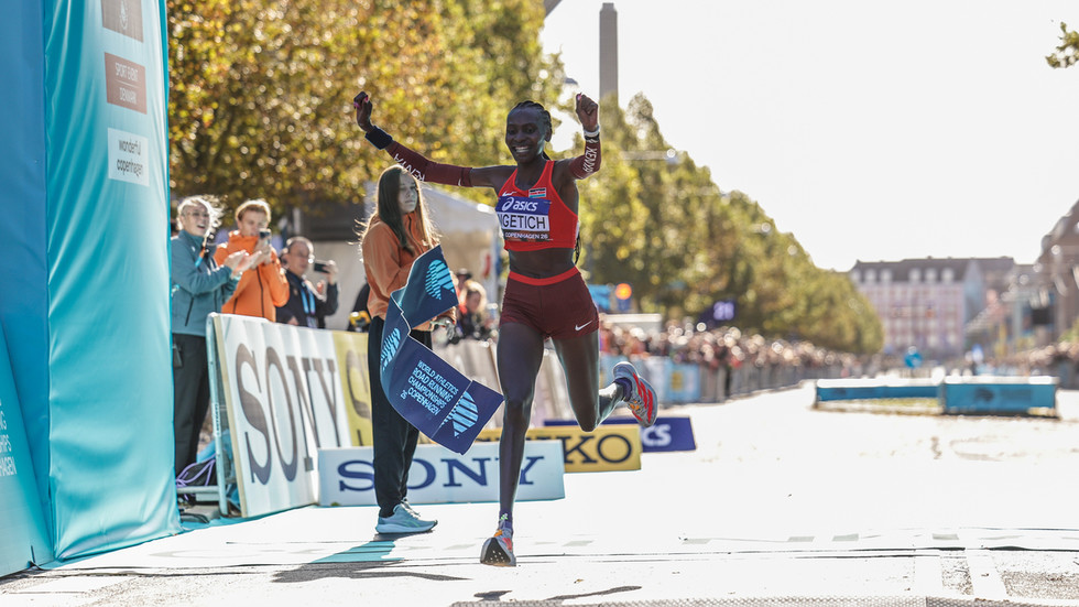 Africká atlétka stanovila nový svetový rekord v polmaratóne. Africká atlétka stanovila nový svetový rekord v polmaratóne.