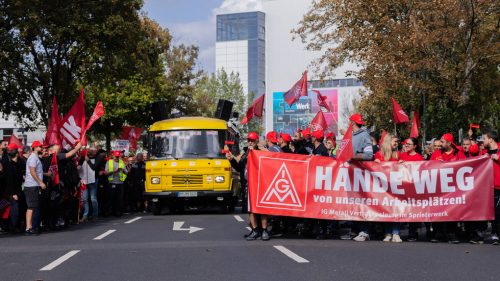 Nemeckí automobiloví pracovníci protestujú proti historickému prepúšťaniu