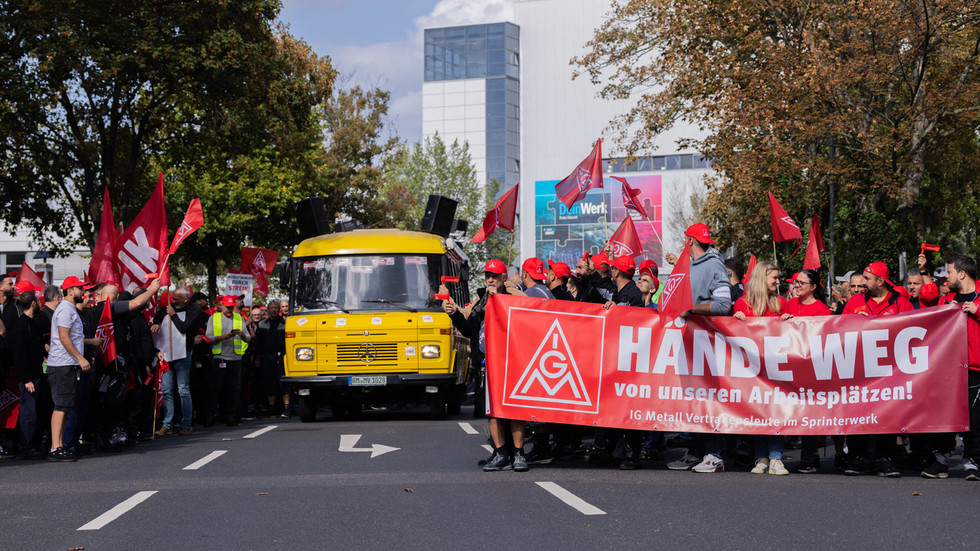 Nemeckí automobiloví pracovníci protestujú proti historickému prepúšťaniu Nemeckí automobiloví pracovníci protestujú proti historickému prepúšťaniu