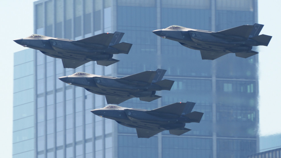 Diely amerických stíhačiek F-35 sa stratili pri chybe počas prepravy Diely amerických stíhačiek F-35 sa stratili pri chybe počas prepravy