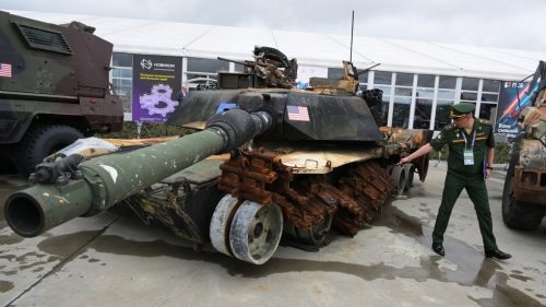 Vojenská sila USA je ilúziou ako „Čarodejník z krajiny Oz“ – tvrdí bývalý analytik CIA
